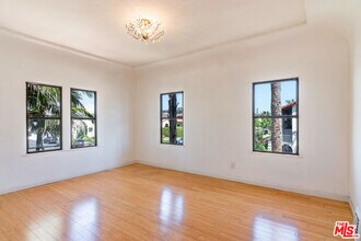 8002 4th St in Los Angeles, CA - Building Photo - Building Photo