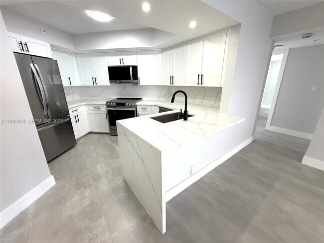 6767 Collins Ave in Miami, FL - Building Photo - Building Photo