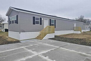 415 NW Poplar Ave in Earlham, IA - Building Photo