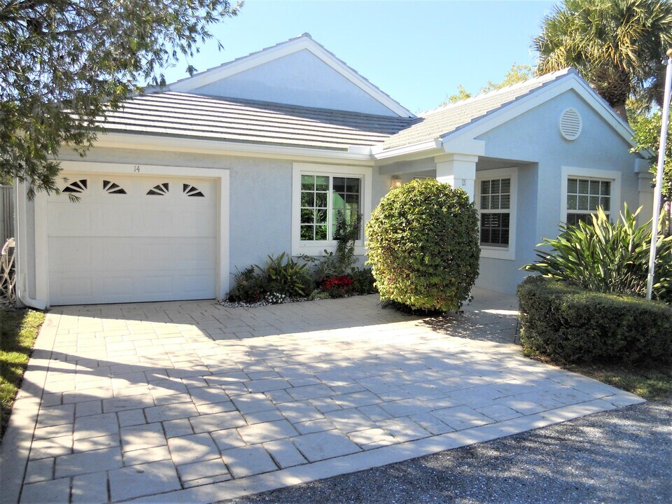 14 Governors Ct in Palm Beach Gardens, FL - Building Photo