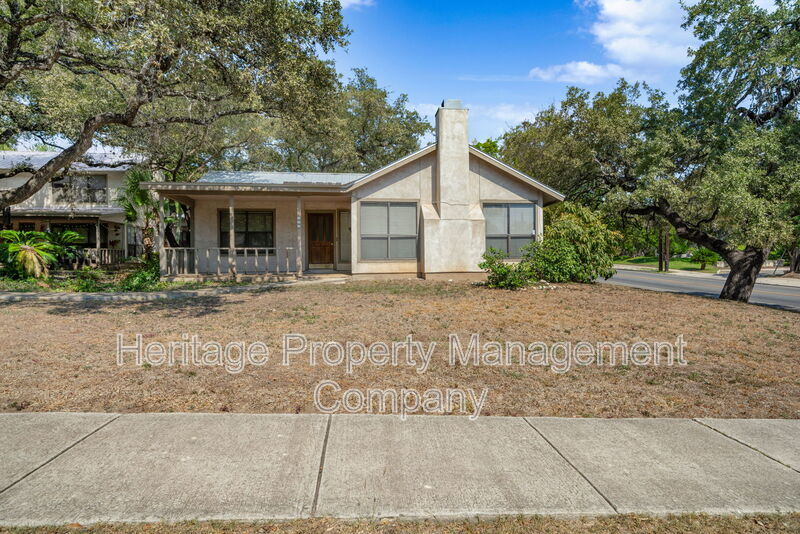 145 E Summit Ave in San Antonio, TX - Building Photo
