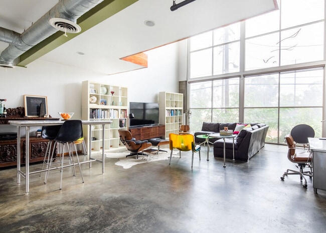 2448 Riverside Dr in Los Angeles, CA - Foto de edificio - Building Photo