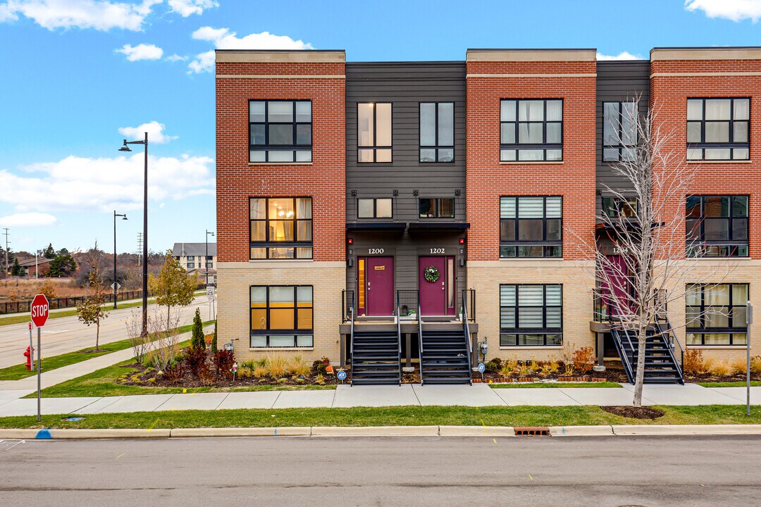 1200 Lakepointe Dr in Schaumburg, IL - Building Photo