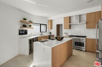 3873 Royal Woods Dr in Los Angeles, CA - Building Photo - Building Photo