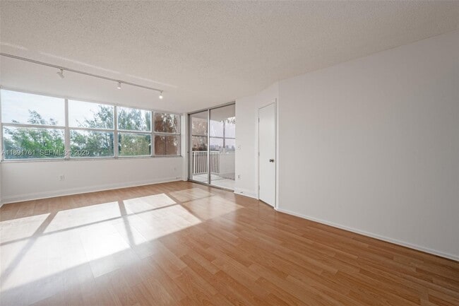 1300 NE Miami Gardens Dr in North Miami Beach, FL - Building Photo - Building Photo