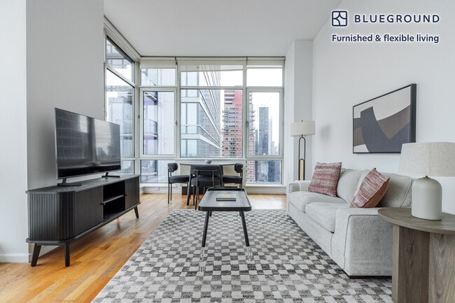 635 W 42nd St