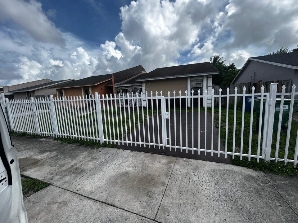 3522 NW 194th Terrace in Miami Gardens, FL - Building Photo