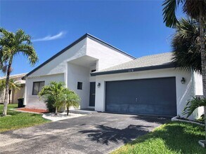 719 SE 3rd Ave in Dania Beach, FL - Building Photo - Building Photo