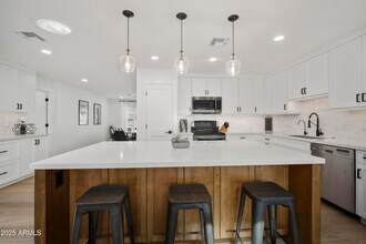 2240 N 74th Way in Scottsdale, AZ - Building Photo - Building Photo