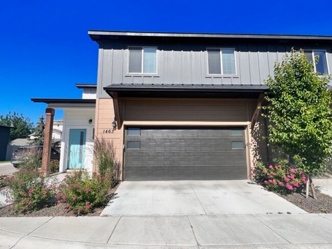 property at 1463 N Pineview Ln