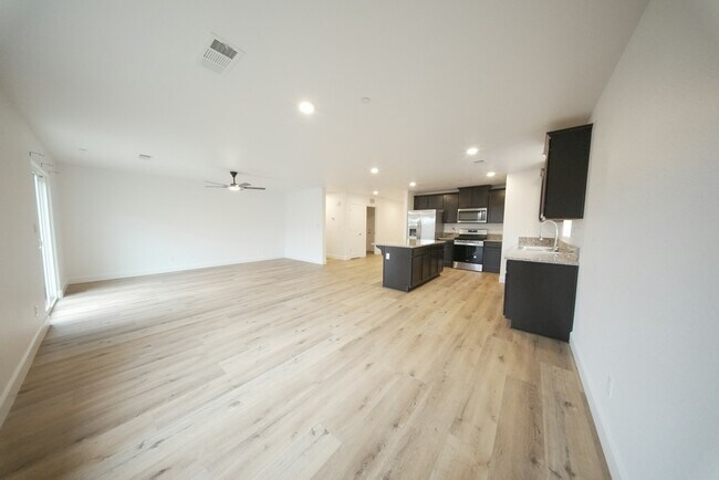 547 Virginia Ave in Sanger, CA - Foto de edificio - Building Photo