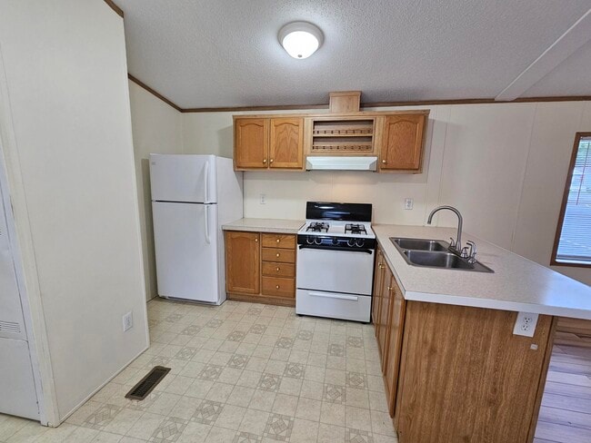 155 Rodeo Dr in Utica, NY - Building Photo - Building Photo