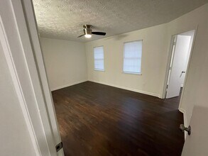 5963 Thomas Ct in Atlanta, GA - Building Photo - Building Photo