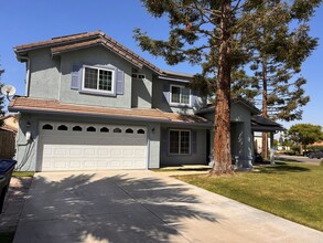 508 W Kimball Ave in Visalia, CA - Building Photo - Building Photo
