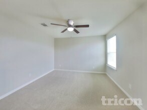 676 Yearwood Ln, Unit 329 in Jarrell, TX - Building Photo - Building Photo