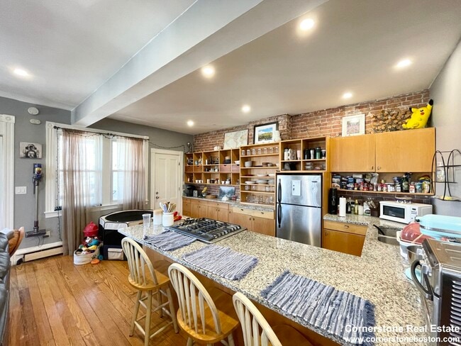 18 Sunset St, Unit 3