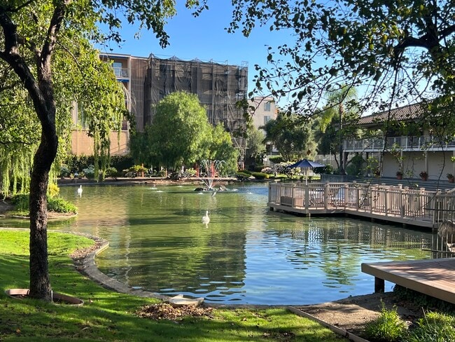310 N Civic Dr, Unit #511 in Walnut Creek, CA - Foto de edificio - Building Photo
