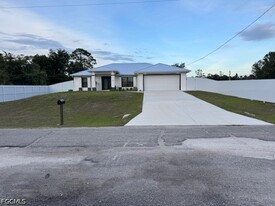 3323 Clearview Cir in La Belle, FL - Building Photo