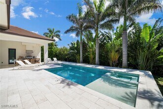3200 Crayton Rd in Naples, FL - Building Photo - Building Photo