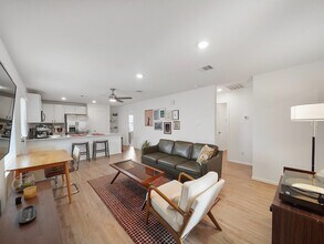 1238 Millers Pass Dr in Rosenberg, TX - Foto de edificio - Building Photo