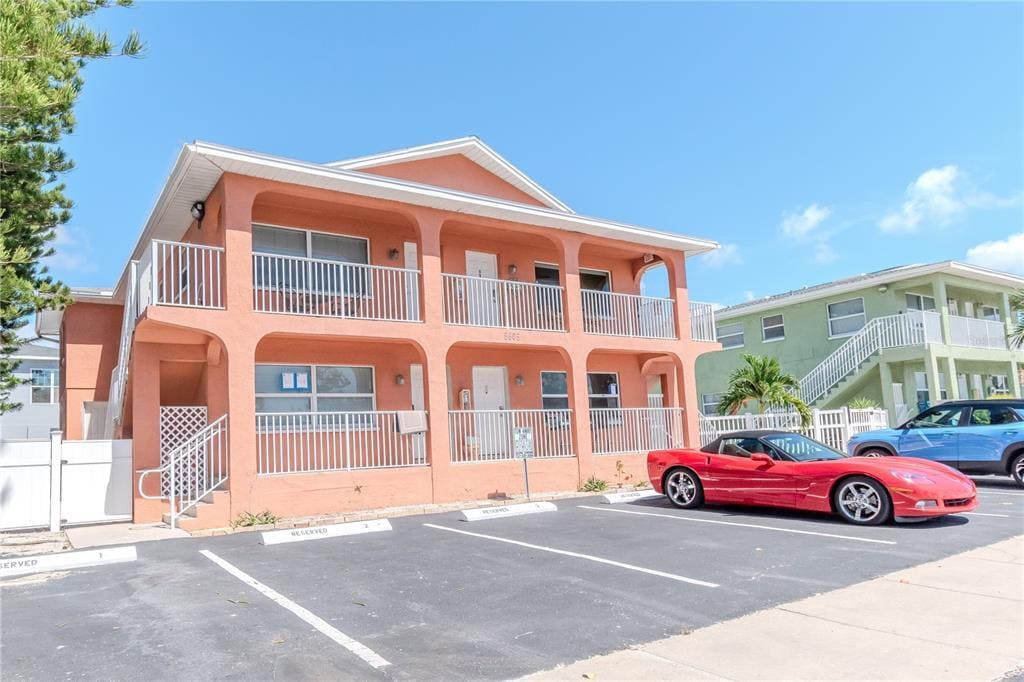 5605 Shore Blvd S in Gulfport, FL - Foto de edificio