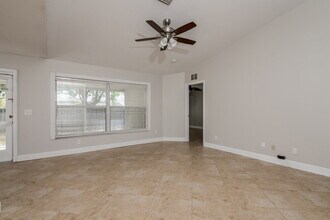12147 Warwick Cir in Parrish, FL - Foto de edificio - Building Photo