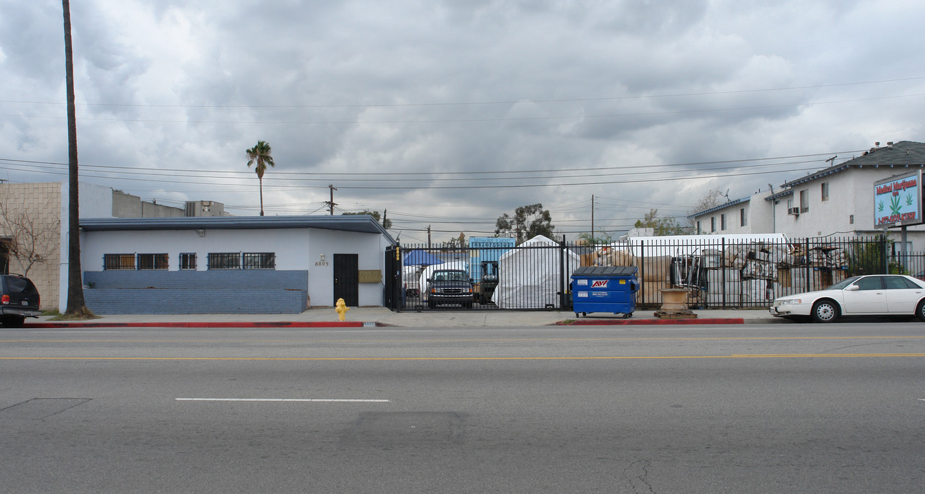 8809 Lankershim Blvd in Sun Valley, CA - Building Photo