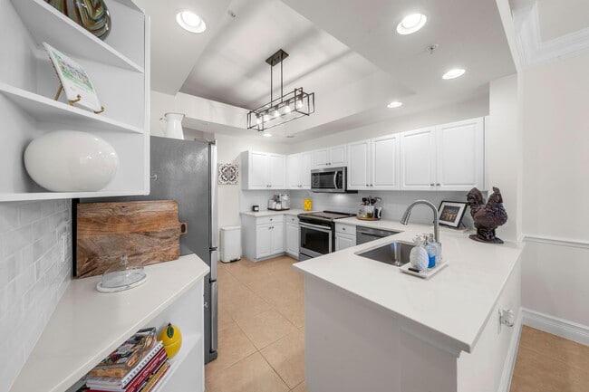 3545 Laurel Greens Ln N, Unit 201 in Naples, FL - Foto de edificio - Building Photo