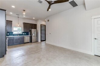 8411 Bowling Green Dr in Austin, TX - Foto de edificio - Building Photo