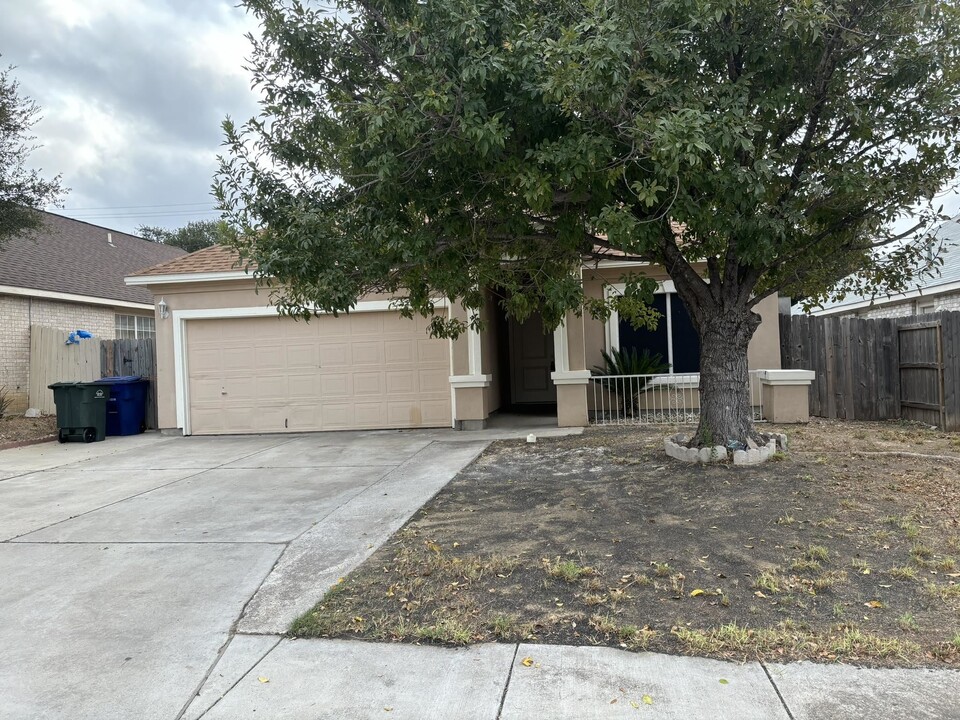 1815 Arctic Ct in Laredo, TX - Foto de edificio