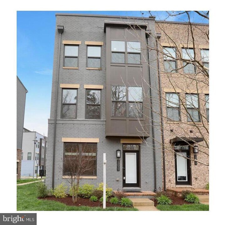 13032 Hattontown Square in Herndon, VA - Building Photo