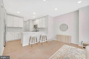 606 Parker Blvd in West Windsor Township, NJ - Building Photo