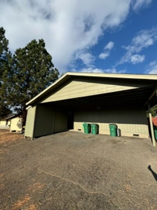 1218 Summers Ln in Klamath Falls, OR - Building Photo