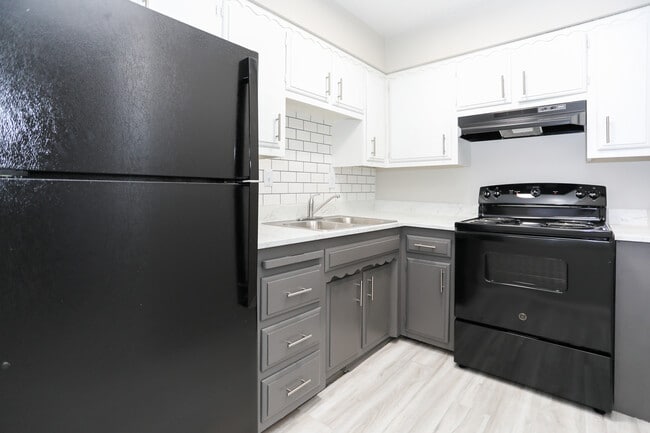 Pine Lane Apartments in Albuquerque, NM - Building Photo - Building Photo