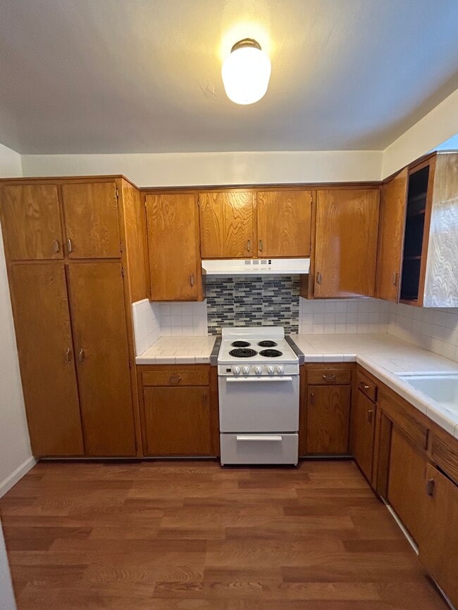 13931 Bessemer St in Van Nuys, CA - Foto de edificio - Building Photo