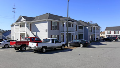 Carriage Crossing Apartments in Valdosta, GA - Building Photo - Building Photo