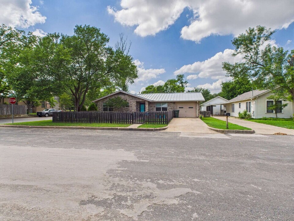 602 N Adams St in Fredericksburg, TX - Building Photo