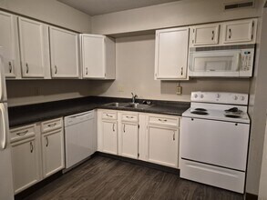 2140 Edgewood Rd NW in Cedar Rapids, IA - Building Photo - Building Photo