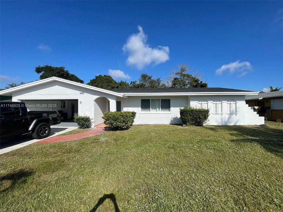 4421 NW 12th Ct in Lauderhill, FL - Building Photo