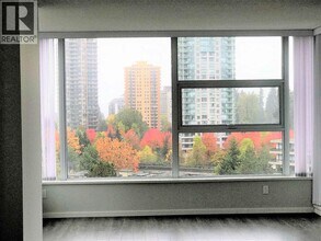 5883 Barker Ave in Burnaby, BC - Building Photo - Building Photo