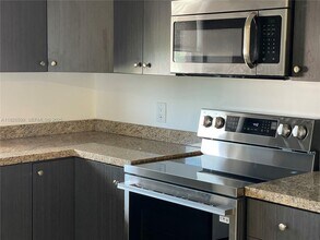 180 NE 12th Ave in Hallandale Beach, FL - Building Photo - Building Photo