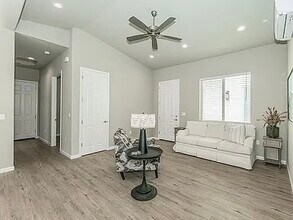 6016 E Sussex Way in Fresno, CA - Foto de edificio - Building Photo