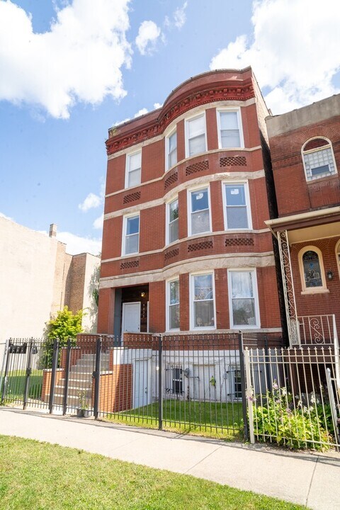 9035 S Exchange Ave in Chicago, IL - Building Photo