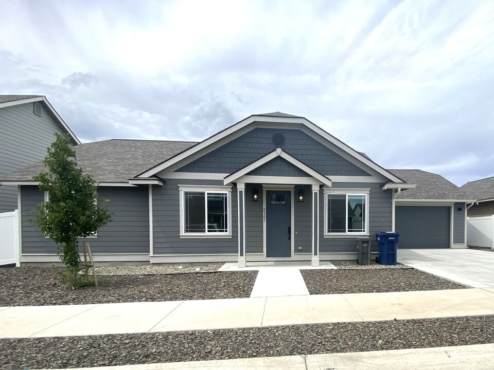 2305 Landon Ln in Ellensburg, WA - Building Photo