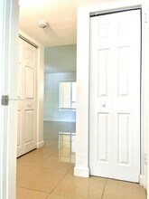 2485 NW 33rd St in Oakland Park, FL - Foto de edificio - Building Photo
