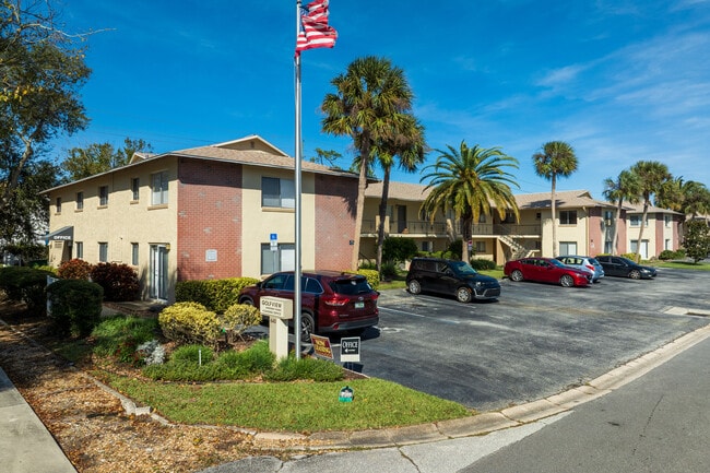 Golfview Apartments in Daytona Beach, FL - Building Photo - Building Photo