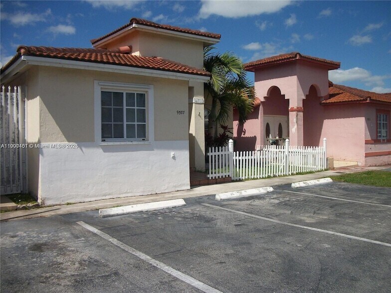 9307 NW 121st St in Hialeah Gardens, FL - Building Photo