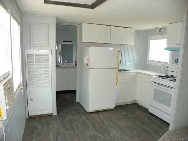 20 Woodland Dr in Waterford, CT - Building Photo - Building Photo