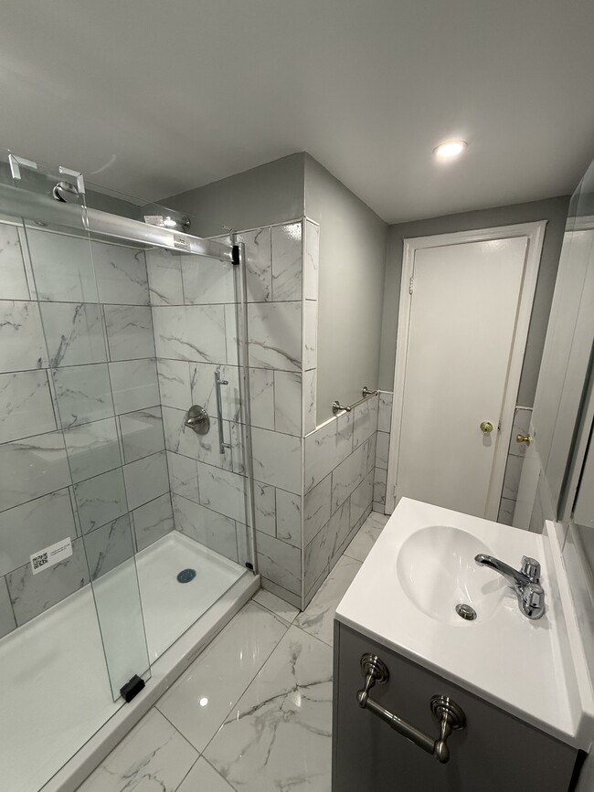 214 Columbia St, Unit 2nd Floor in New Britain, CT - Building Photo - Building Photo