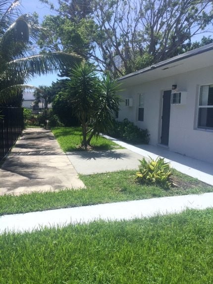 741 Hibiscus Ave-Unit -Unit 8 in Pompano Beach, FL - Building Photo - Building Photo